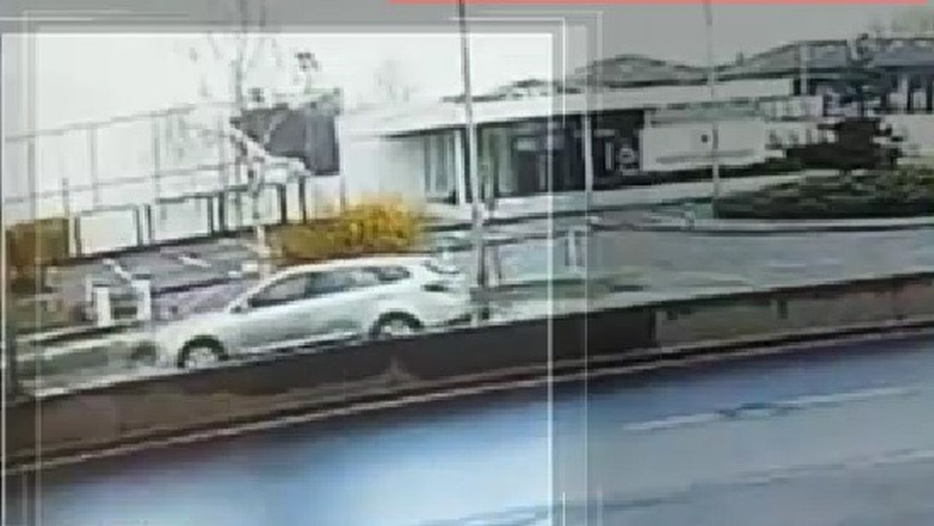 VIDEO Un bărbat a intrat cu viteză într-o pasarelă de pe Bulevardul Pipera-Tunari, femeia din dreapta a murit/ Procurorii au deschis dosar penal pentru omor