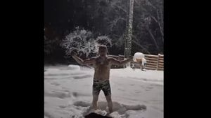 Fostul șef al ANAF, Lucian Heiuș, imagini video în care arată cum se „scaldă” în zăpadă, dezbrăcat aproape complet