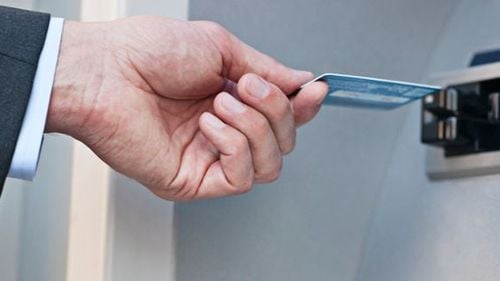 Băncile nu vor crește comisioanele, susține guvernul după întâlnirea premierului cu bancherii