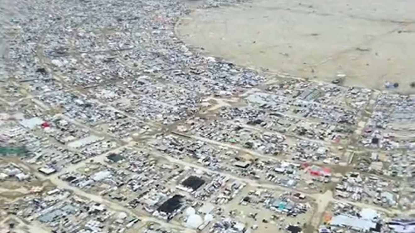 Haos la festivalul Burning Man din SUA: un mort și zeci de mii de oameni blocați în mijlocul deșertului Nevada