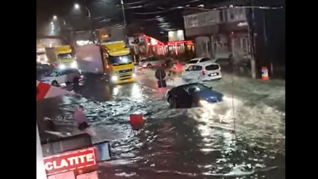 VIDEO Rupere de nori în Bușteni. Străzile au fost inundate de o ploaie puternică, canalizările nu au mai făcut față