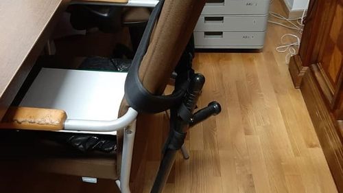 Ce-a găsit Clotilde Armand în biroul primarului: un baston de polițist și un tocător de hârtii