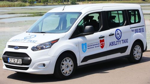O mașină special adaptată pentru persoanele cu dizabilități locomotorii, pusă la dispoziție gratuit de Primăria Constanța