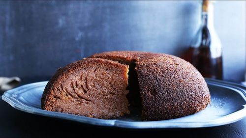 VIDEO | Baba neagră, o prăjitură din Republica Moldova pe care a testat-o premierul României în timpul vizitei din weekend/ Culoarea neagră nu e dată de cacao sau ciocolată, ci de alte ingrediente și mai ales de modul de preparare