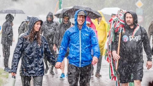 VIDEO Liderul opoziţiei din Ungaria Peter Magyar a trecut graniţa în România, la Borș. El a plecat la 14 mai în marş pe jos spre Transilvania, în semn de protest față de trădarea etnicilor maghiari de către Viktor Orban, susținător al lui George Simion