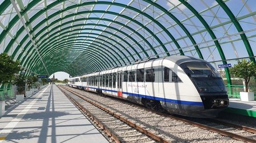 Biletul de tren de la Aeroportul Otopeni la Gara de Nord costă mai mult dacă este plătit cu cardul / Cumpărat de la șeful de tren, biletul costă dublu