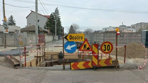 Traficul în cartierele supra-aglomerate de pe Bulevardul Uverturii (Sectorul 6) şi comuna Chiajna (IF), dat peste cap din cauza mai multor șantiere la rețeaua de apă cu termene de execuție prelungite de curând cu încă un an