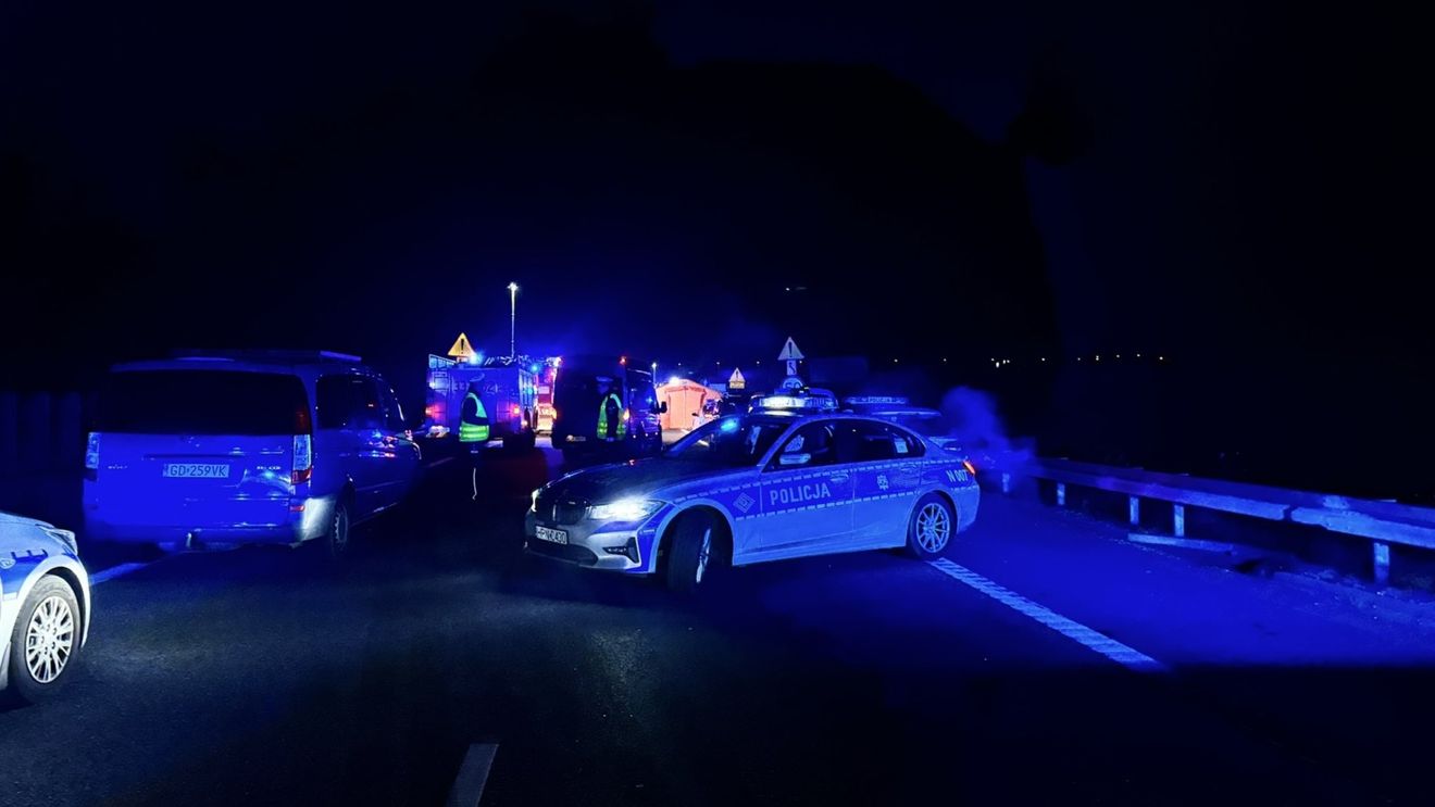 Patru morţi şi 12 răniţi într-un accident major la ieșirea de pe o autostradă din Polonia în care au fost implicate peste 20 de autovehicule