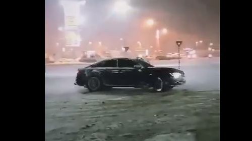 VIDEO Un tânăr din Botoșani a fost amendat cu peste 3000 de lei pentru că făcea derapaje controlate în parcarea unui supermarket