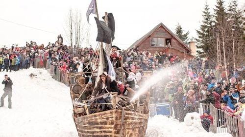 Harghita-Băi va găzdui Olimpiada Nebunilor / Concurenții vor coborî pe pârtie cu  vehicule ciudate construite pentru eveniment