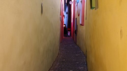 FOTO Cea mai îngustă stradă din România sau cum să-ți freci buricul cu restul turiștilor