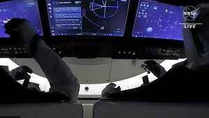 VIDEO Capsula Crew Dragon Endeavour a SpaceX a andocat la ISS