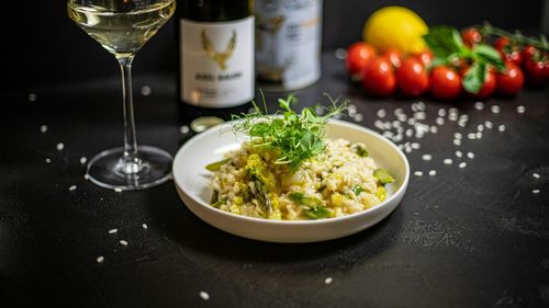 Ții post sau ești vegetarian și vrei să adaugi arome noi în banalul orez? Încearcă o rețetă simplă de risotto cremos cu mentă, miso și ulei de susan