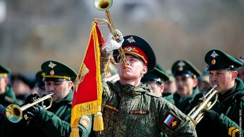 Unele publicații rusești susţin că Moscova ia totuşi în considerare închiderea graniţelor pentru bărbaţii cu vârsta de mobilizare / Aproximativ 261.000 de ruşi ar fi părăsit deja Rusia de miercuri şi până sâmbătă