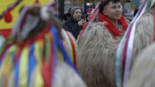 ”Plugușor” cu 200 de versuri, într-o comună din Buzău / Datează de pe vremea lui Cuza și se recită în 30 de minute / ”Sunt persoane care ne roagă atunci când mergem cu plugul să spunem mai puţin”