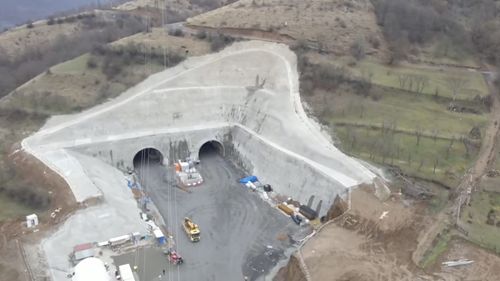 Pregătiri pentru începerea construcţiei tunelului Poiana, pe Autostrada A1 Sibiu-Piteşti / DRDP Craiova: Lucrările la tunelul Robești avansează