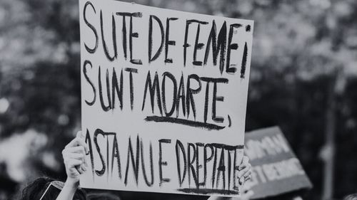 Protest organizat marți, în Piața Victoriei / Centrul Filia solicită Guvernului măsuri pentru protejarea femeilor, după cazul tinerei ucise în stradă: „Fiecare femeie ucisă este dovada unui sistem care a eșuat. Iar acest eșec este criminal”