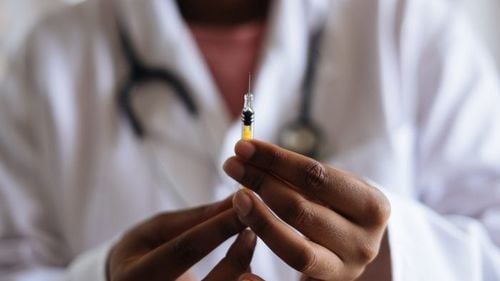 Vaccinul Oxford-AstraZeneca a fost aprobat în Marea Britanie