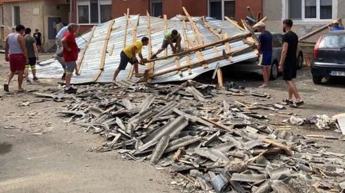 Acoperișul unui bloc a fost smuls în Alba și a căzut peste mai multe mașini