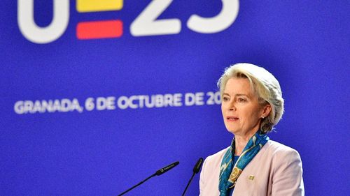 Ursula von der Leyen a primit cadou o eșarfă cu motive islamice de la un ghid turistic din oraşul Granada/ În câteva ore, stocul de eșarfe al magazinului de suveniruri a fost epuizat