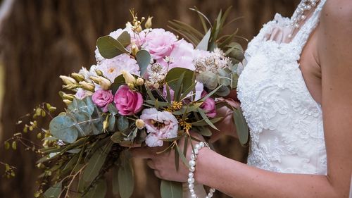 Inspectorii antifraudă din Bihor au confiscat rochii de mireasă şi rochii de gală de peste 1,2 milioane de lei / Cele 423 piese de îmbrăcăminte vor fi vândute în magazinul ANAF