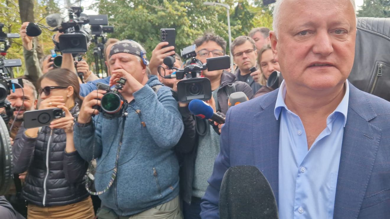 FOTO / VIDEO Peste 300 de persoane au protestat în fața Parlamentului din Chișinău, la apelul pro-rusului Igor Dodon, care acuză fraudarea alegerilor din Moldova / Contramanifestație pro-UE și Ucraina, un bărbat a scandat ”Slava Ucraina” și a fost ridicat de jandarmi - Corespondență de la Chișinău