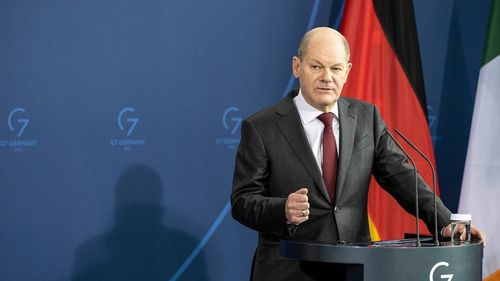 Scholz avertizează că Ucraina va trebui să se lupte "timp de 100 de ani" cu consecinţele războiului: „Cei care trăiesc în Germania ştiu că bombele care au căzut în timpul WWII sunt încă descoperite astăzi”