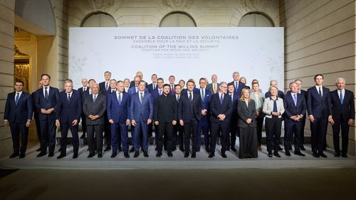 Zelenski anunță semnarea la Paris a declarației privind desfăşurarea unor forţe multinaţionale ca garanţie de securitate pentru Ucraina / Macron anunță că după încetarea războiului efectivul armatei ucrainene va fi de aproximativ 700.000 de persoane