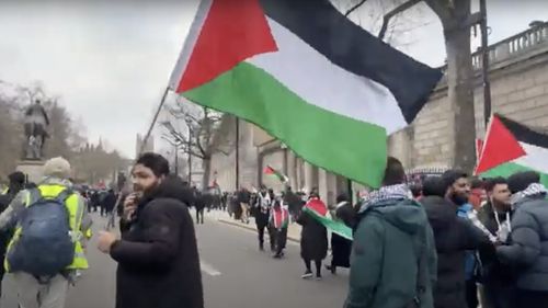 Zeci de mii de manifestanți pro-Palestina în marș pe străzile Londrei. Ei au scandat în repetate rânduri un slogan care face apel la distrugerea Israelului