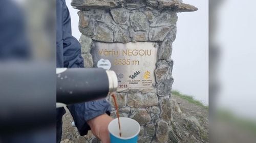 4 medieșeni pasionați de cafea au urcat cele 14 vârfuri de peste 2500 de metri din țară în doar 3 zile și 4 ore / Au împrăștiat cafea pe fiecare pisc