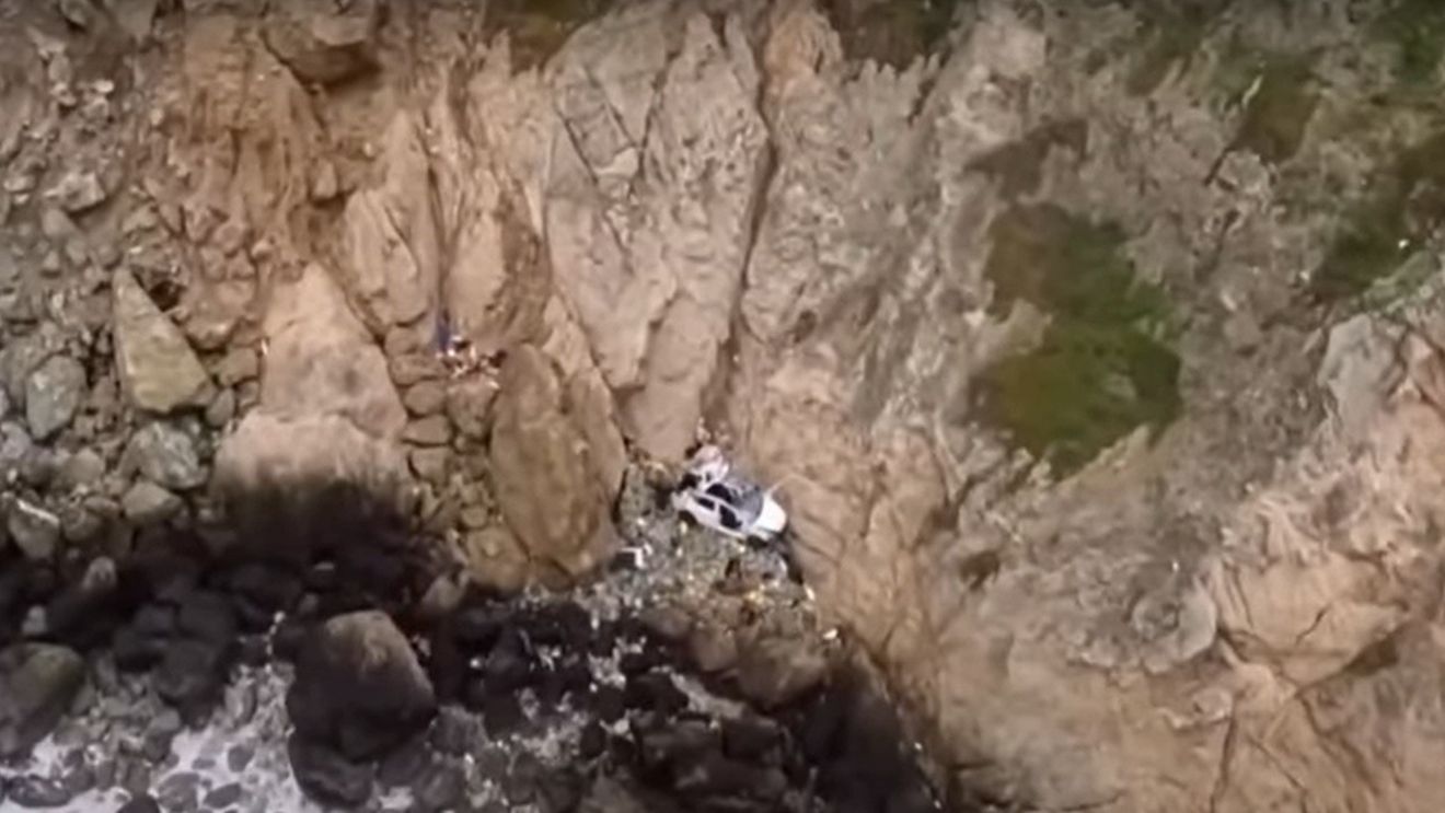 VIDEO Operațiune dramatică de salvare, după ce o mașină Tesla a căzut aproape 80 de metri de pe o stâncă din California