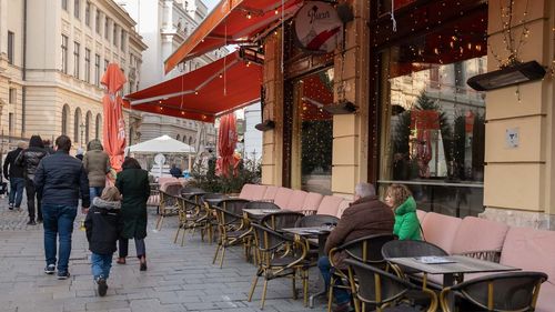 Administratori ai unor baruri din Centrul Vechi al Capitalei şi angajaţi ai acestora, trimişi în judecată în dosarul fraudelor ale căror victime erau turişti străini. Prejudiciul depăşeşte 400.000 de lei