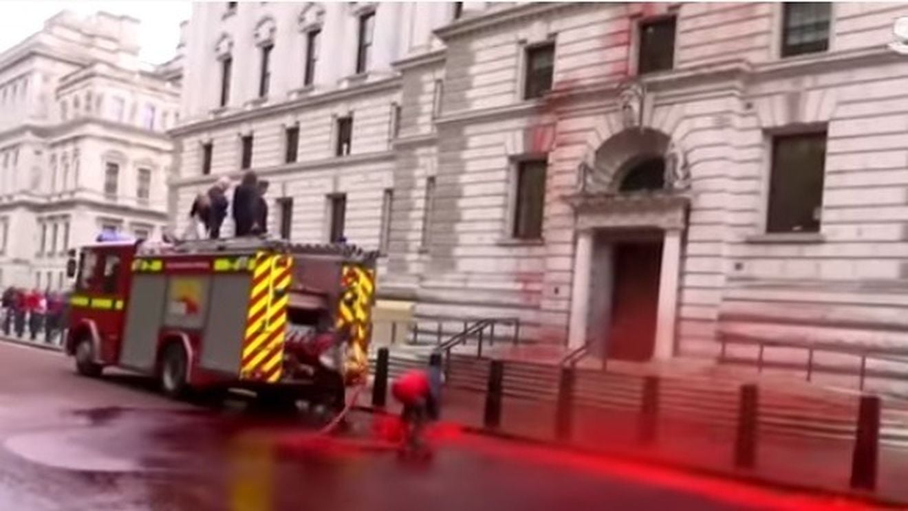 VIDEO Ecologiștii din Londra au stropit Ministerul Finanțelor cu 1800 de litri de sânge fals ca să atragă atenția asupra proiectelor care dăunează mediului