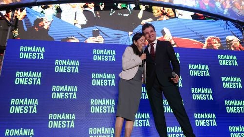 Nicuşor Dan, despre mutarea din vila în care stă cu chirie: Suntem într-o perioadă de tranziţie. Încă o lună, până se termină şcoala. Am promis că luăm o decizie / Despre partenera sa: Încearcă să realizeze că trebuie să meargă cu SPP-ul, nu e uşor