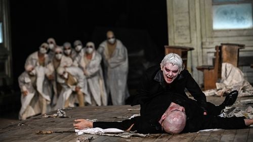 Spectacolul „Faust” al lui Silviu Purcărete împlinește 16 ani de când se joacă cu „hala” plină / Ofelia Popii: ”M-am întâlnit în anii ăștia cu toate fricile mele și am deschis toate ușile pe care puteam să le deschid”