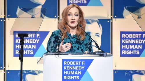 JK Rowling, replică pentru Emma Watson pe tema drepturilor transsexualilor:  A participat cu entuziasm" la distrugerea drepturilor femeilor