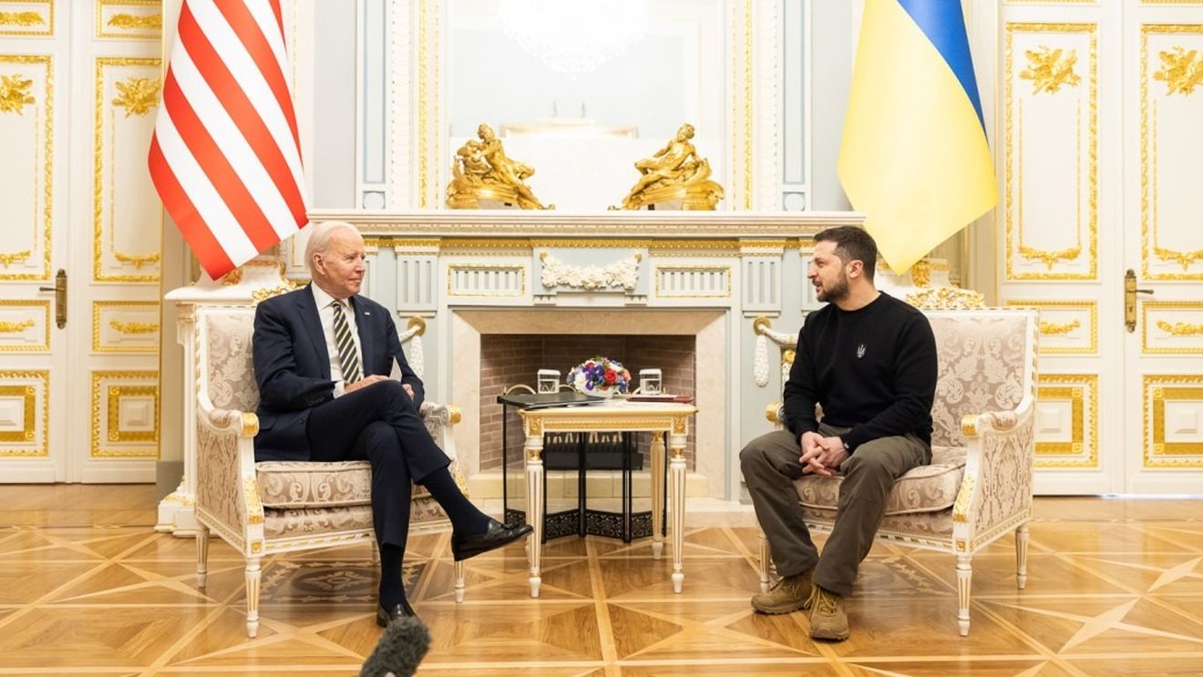 Biden îi cere scuze lui Zelenski pentru întârzierea adoptării pachetului de ajutor pentru Ucraina