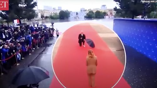 VIDEO Premierul Albaniei Edi Rama a îngenuncheat în faţa Giorgiei Meloni, la Tirana / Edi Rama a fost reales duminică pentru un al patrulea mandat, consolidându-şi poziţia ca cel mai longeviv lider albanez de după căderea comunismului