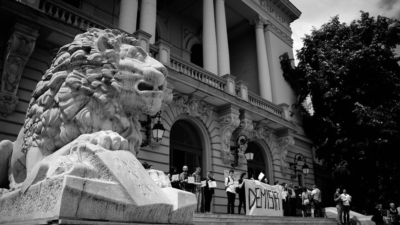 Universitatea condusă de Tudorel Toader își acuză studenții că “proiectează o imagine falsă asupra activității” instituției. În replică, LS Iași acuză “presiuni și amenințări asupra studenților care îi cer demisia”