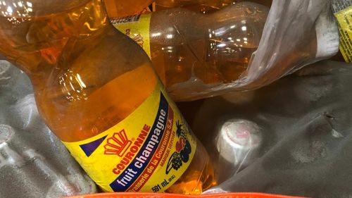 FOTO Franța a distrus 35.000 de sticle de suc cu eticheta "Șampanie de fructe"/ Denumirea "șampanie" poate fi folosită doar de vinul spumant din regiunea franceză Champagne 