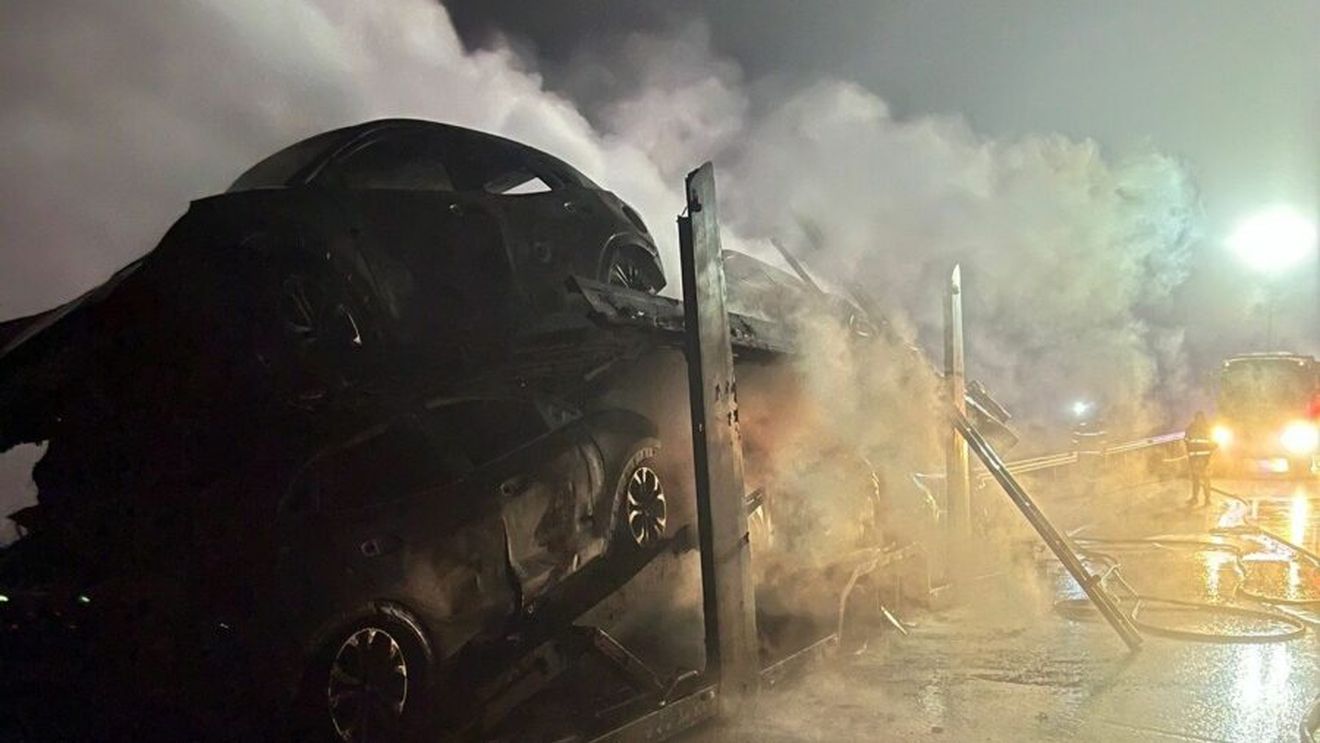 Incendiu izbucnit la un TIR încărcat cu opt mașini, pe ruta Timișoara-Nădlac/ Autoturismele au ars complet, dar nu s-au înregistrat victime