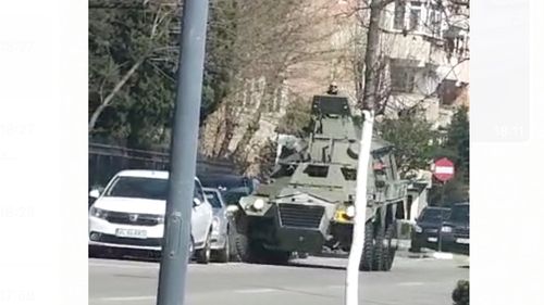 VIDEO Blindat, autovehicul istoric, lovește o mașină în Râmnicu Vâlcea / Amendă între 580 și 725 de lei