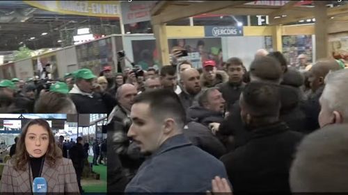 Macron, în disputa cu fermierii care au dat buzna la târgul anual agricol: „Fac apel la toată lumea de aici să se calmeze” / Președintele francez a promis că vor fi întărite controalele și transparența pentru negocierea echitabilă a prețurilor la alimente între fermieri și retaileri