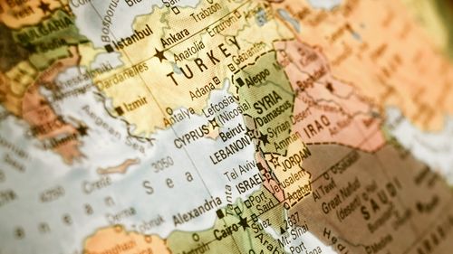 Turcia semnează un pact de apărare cu Damascul în mijlocul avertizărilor către forţele kurde din nordul Siriei