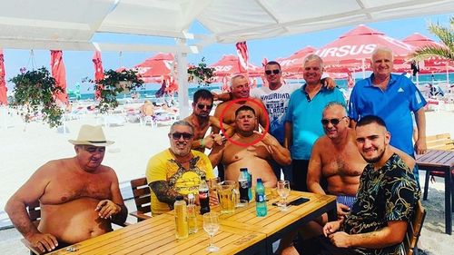 Șeful Gărzii de Mediu București apare pe Facebook la șpriț la bustul gol sau călare pe porcul de Crăciun. Glăman: ”E o discuție care nu îi văd rostul. Sunt pe dracu înalt funcționar, ce, sunt Dăncilă?”