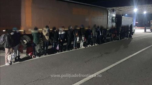 Peste 50 de migranţi au fost găsiţi ascunşi în camioane, la Nădlac, în 24 de ore