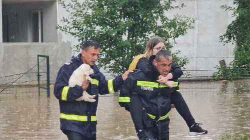 Alba: Comuna Bistra, afectată de inundaţii/ O femeie şi doi copii, evacuaţi de urgenţă din casa în care apa atinsese nivelul de aproape un metru / Drumuri blocate / Zeci de localnici din Dăroaia evacuați