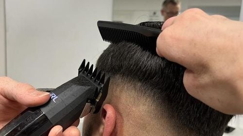 VIDEO Povestea lui Ionuț, tânărul hairstylist fără degete la mâini, care a învăţat de pe Youtube să tundă pentru a se putea întreține, dar și pentru a-și îndeplini visul