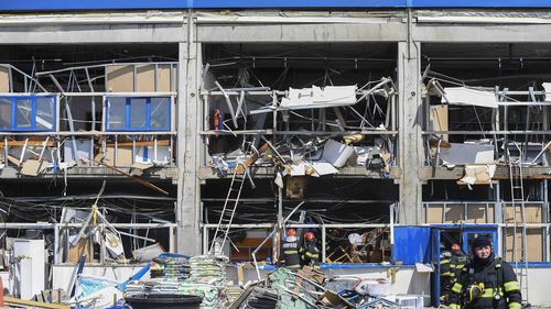 BREAKING VIDEO Explozie puternică la magazinul Dedeman din Botoșani / 15 victime cu arsuri, dintre care șapte internate în spitale / Cei doi pacienți de la Floreasca sunt în stare critică / Dedeman: O firmă externă autorizată desfășura lucrări la sistemul de alimentare cu gaz