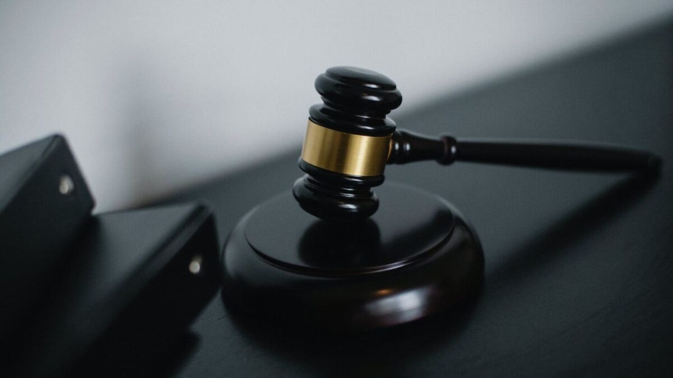 Un executor judecătoresc din Argeș e acuzat că a furat banii banii din 152 de dosare